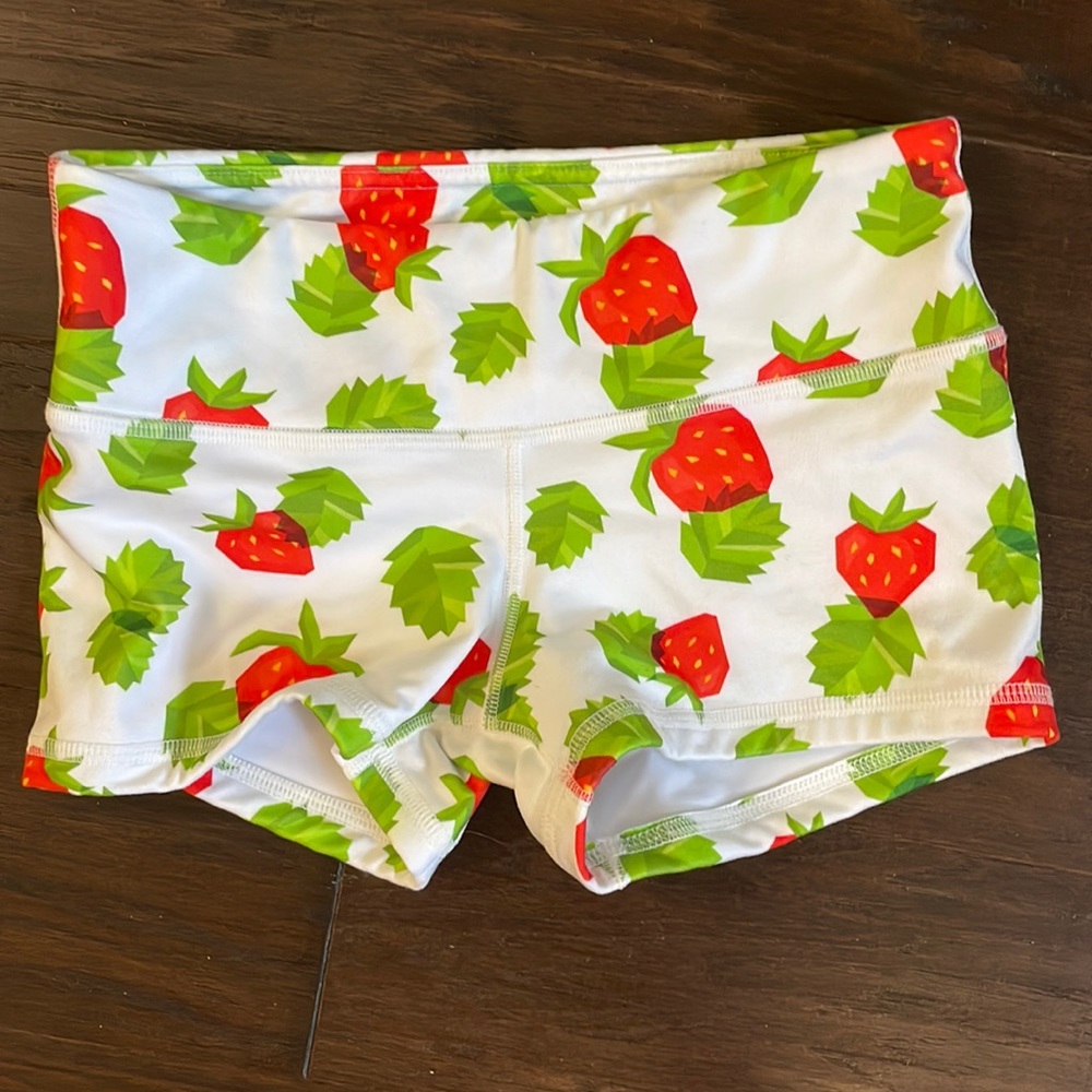 Fleo EUC Strawberry shorts xs